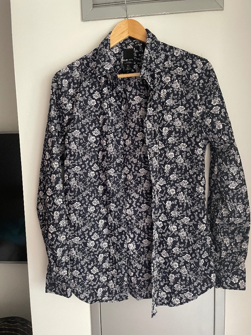 H&M shirt , size S .